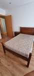 Cama corpo e meio, estrado, colchão e mesas cabeceira