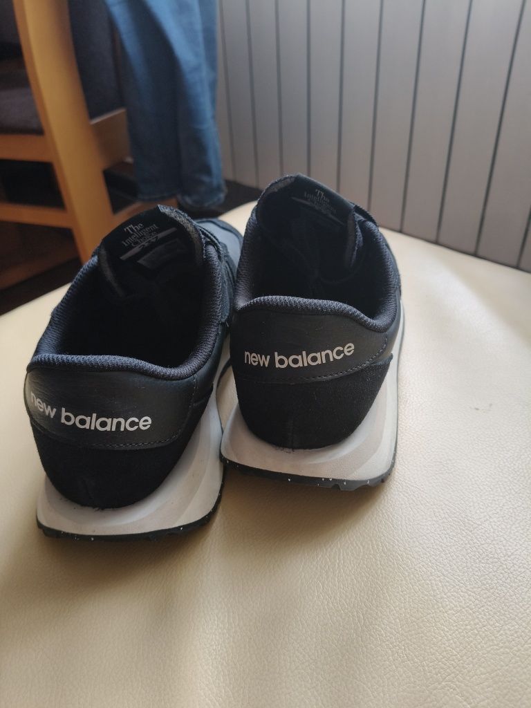 New balance 44 czarne model 237