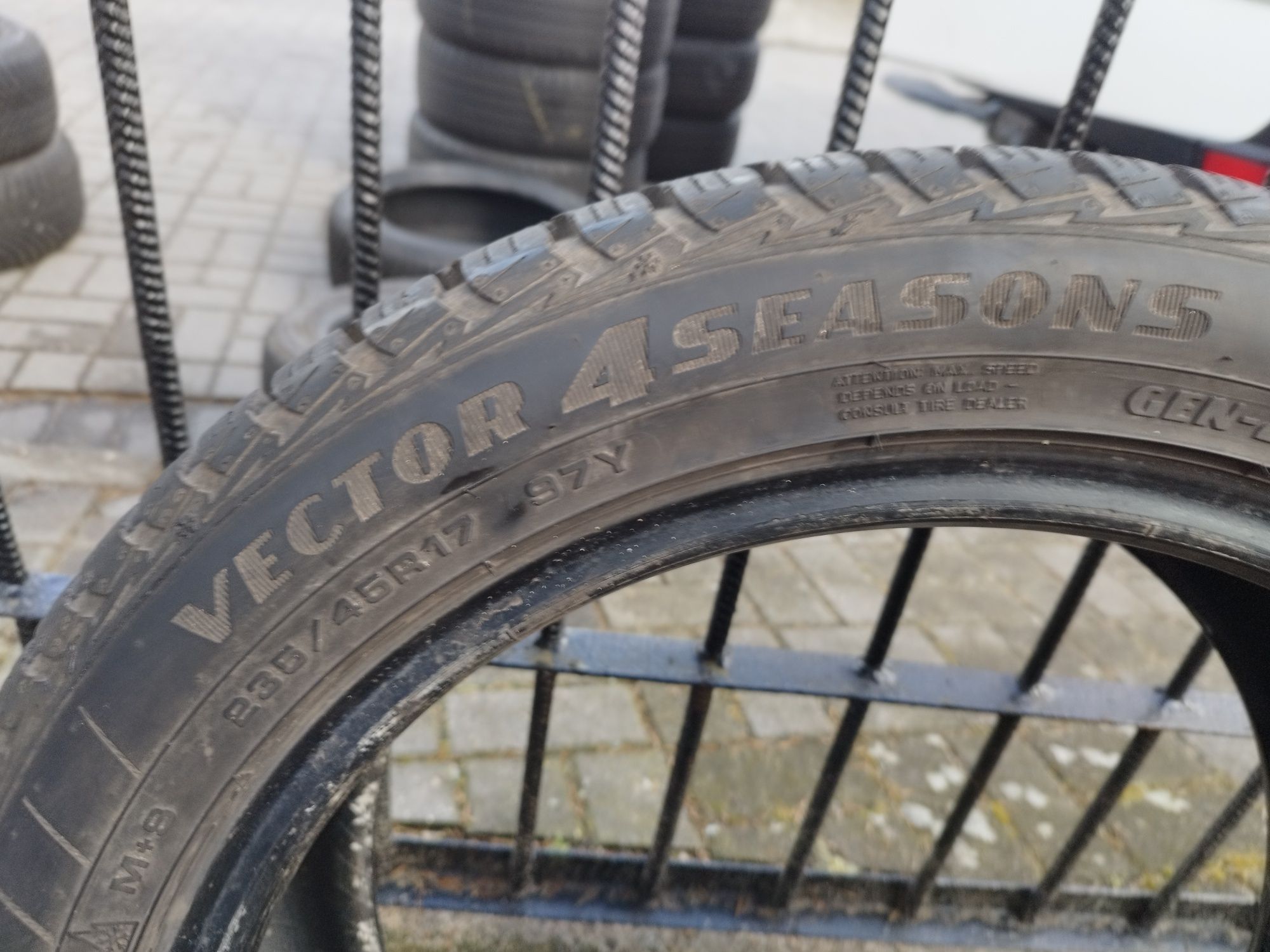 1szt Goodyear  Vector 4 Seasons 235/45/17 97Y 8mm 2018r.