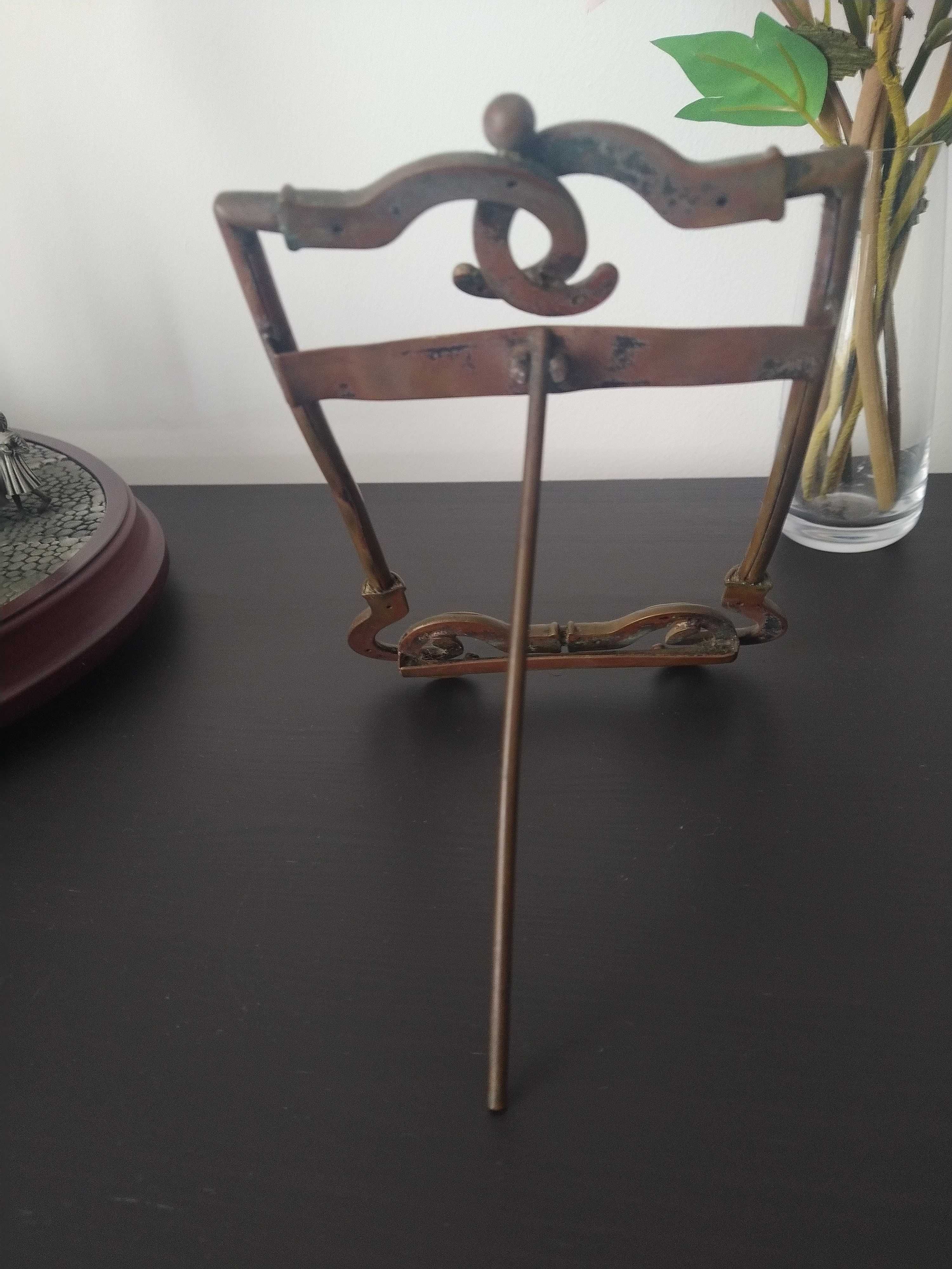 Antiga moldura em latão dourado, com rebordos