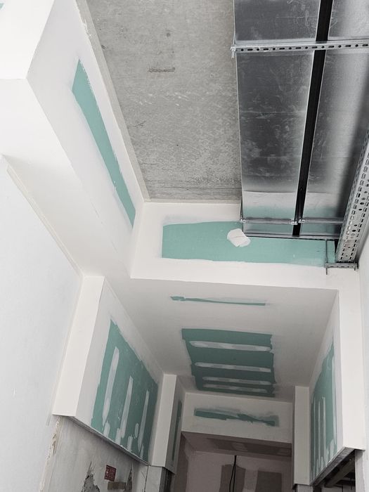 Piso flutuante com roda-pé tetos e divisórias