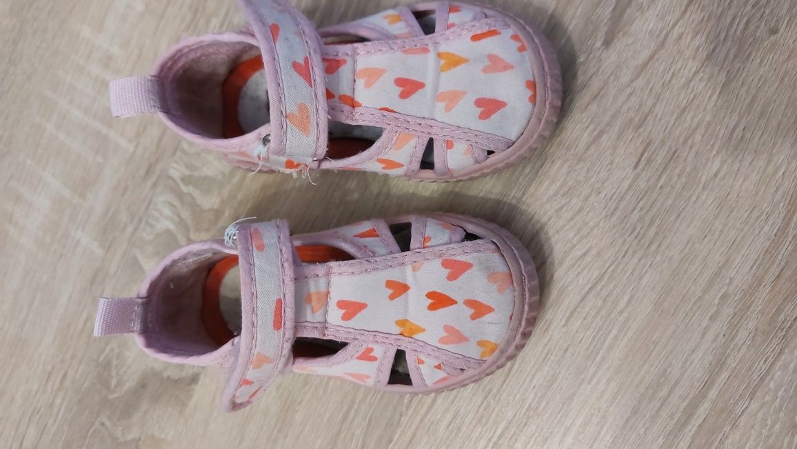 Buty/kapcie dziewczęce coccodrillo w rozmiarze 21