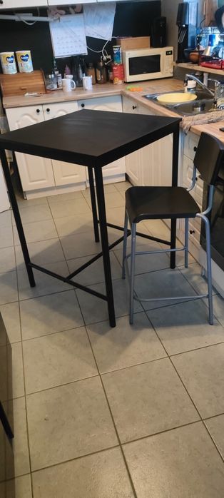 Wysoki stolik z hokerem