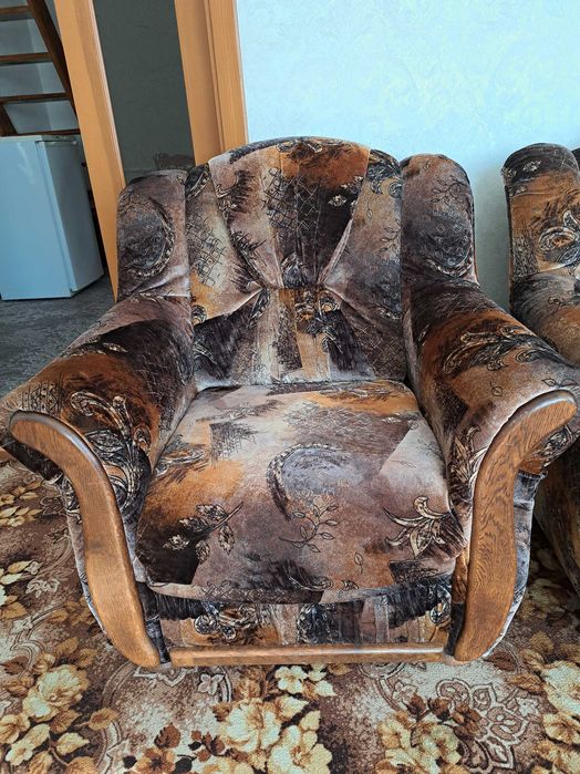 Два м'ягких крісла та 2 пуфа, диван