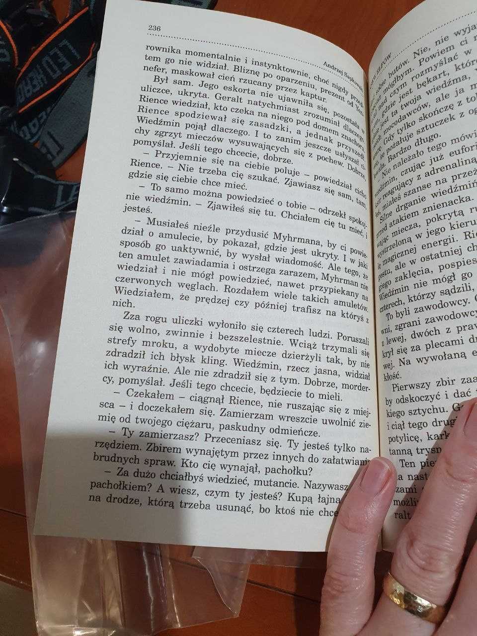 Wiedzmin Krew Elfow, Відьмак Анджей Сапковський