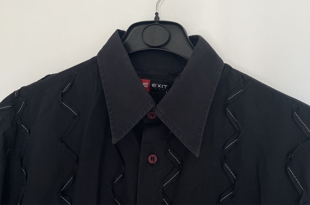 Camisa preta e branca (Exit, tamanho L)