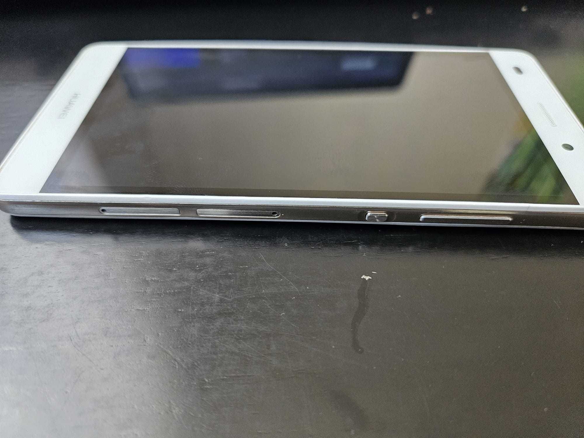 Huawei P8 lite z uszkodzonym wyświetlaczem.