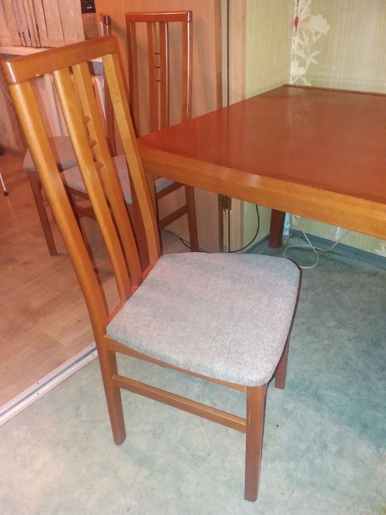 Кухонный стол и четыре стула