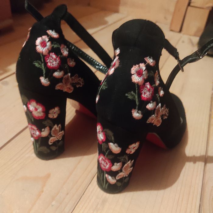 Жіноча туфлі з вишивкою