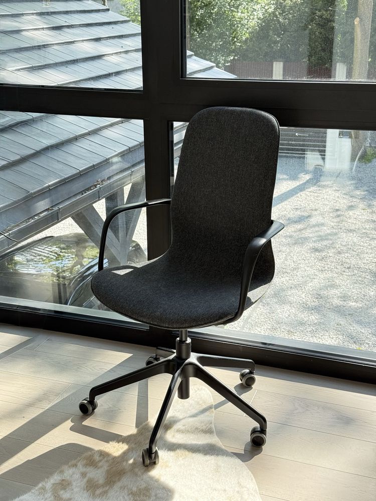 Krzesło na obrotowe biurowe Ikea Langfjall z podłokietnikiem