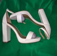 Босоніжки білі каблук ,туфлі 36