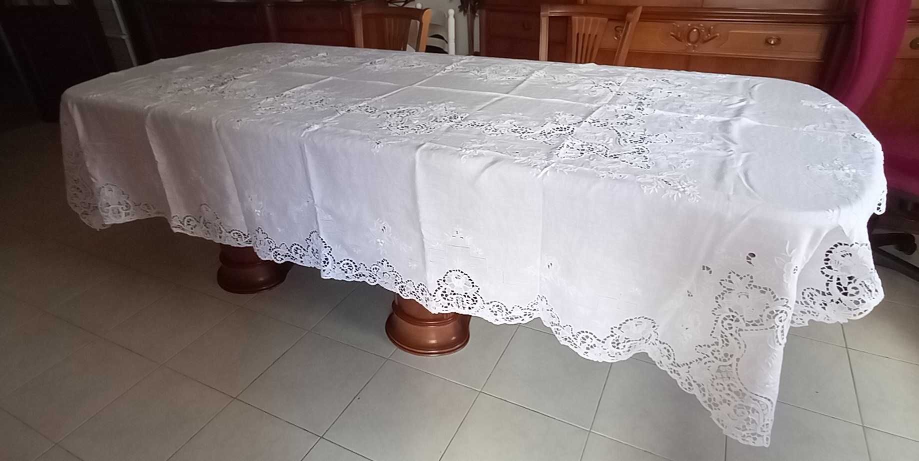 Toalha de mesa em linho bordada a ponto cheio, crivo e Richelieu