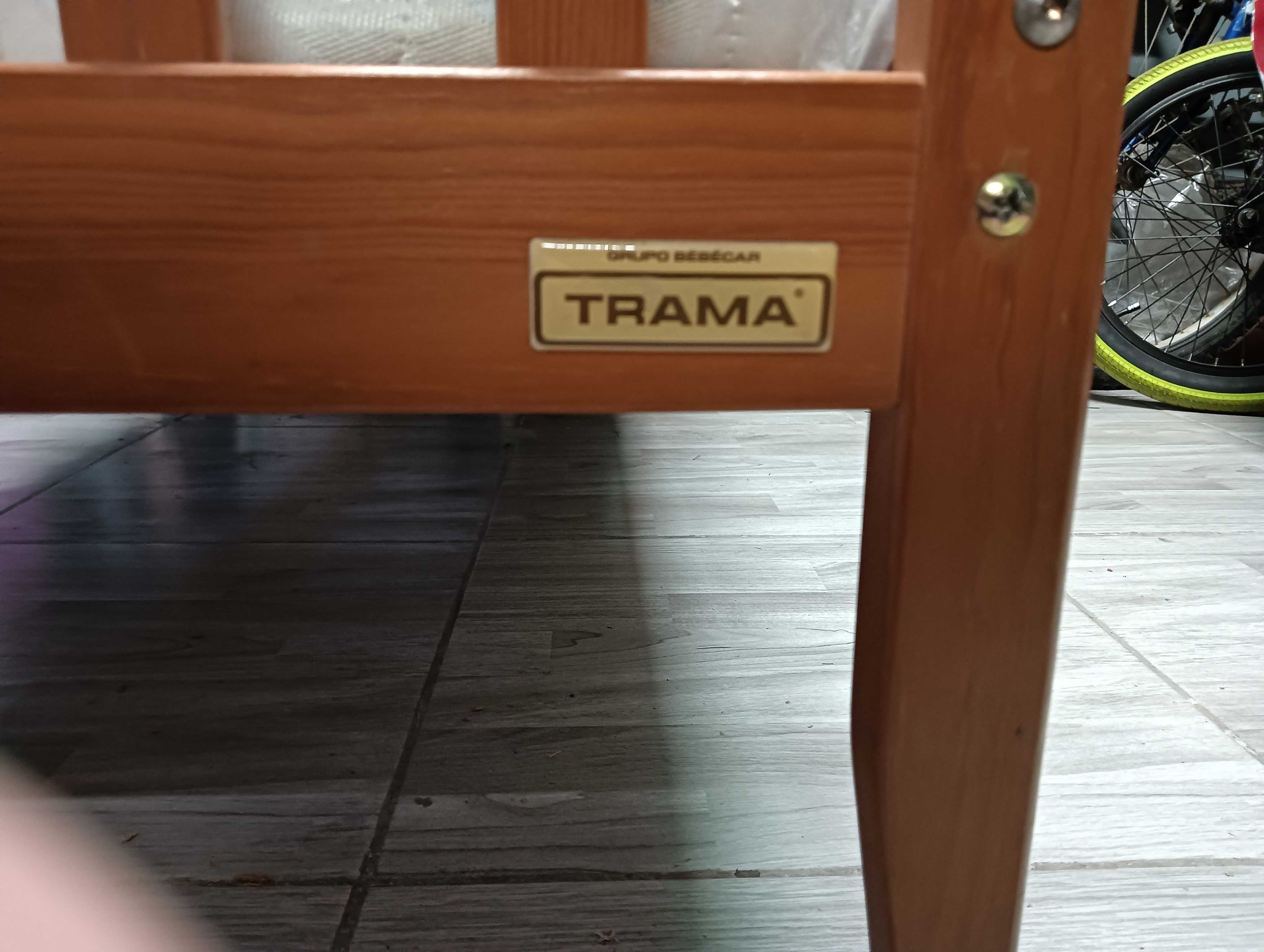Cama de bebê em pinho