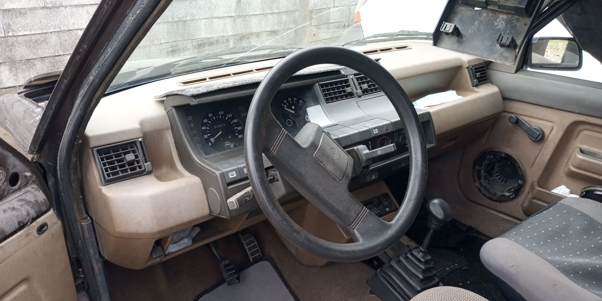 Renault Super 5 acidentado