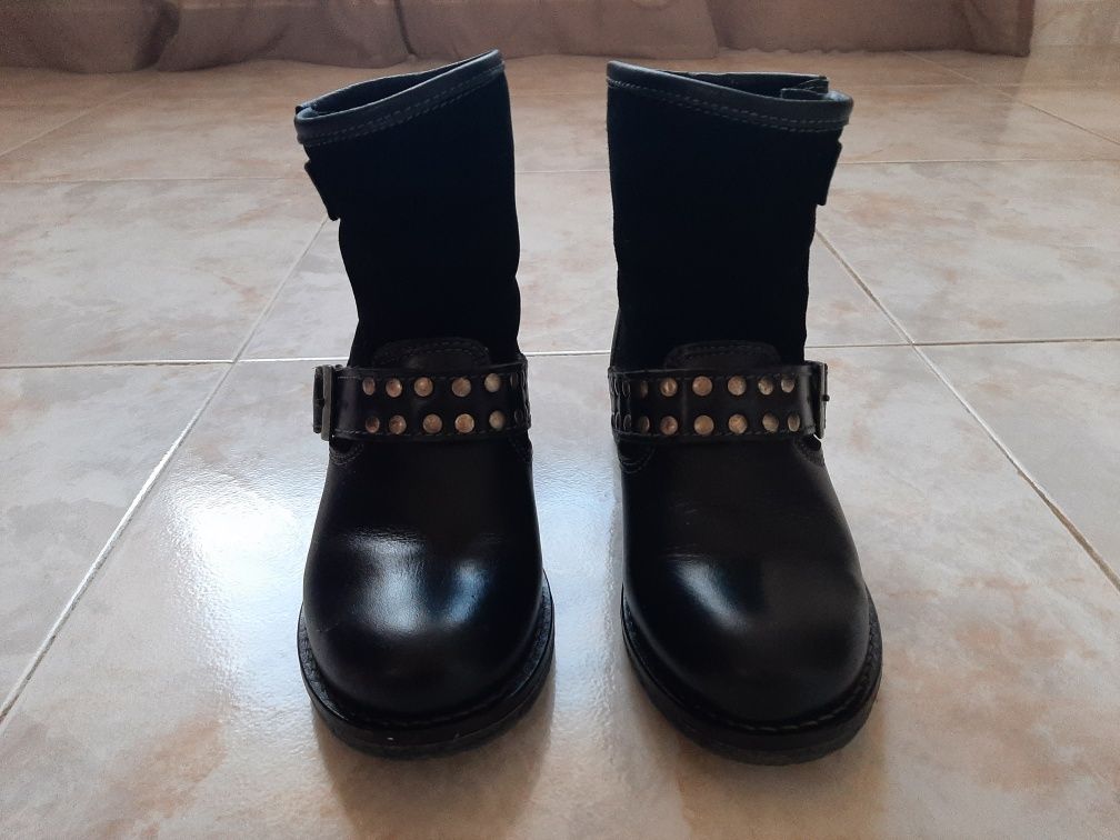 Botins pretos em pele