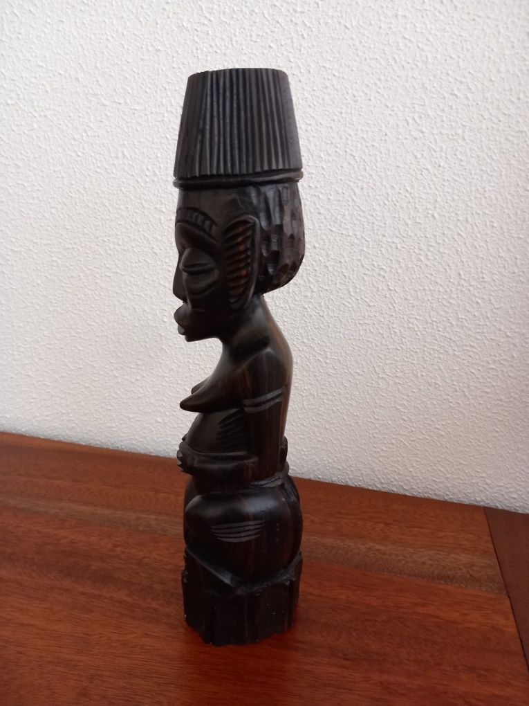 Arte Africana (Angola). Figura Africana em madeira de pau preto.