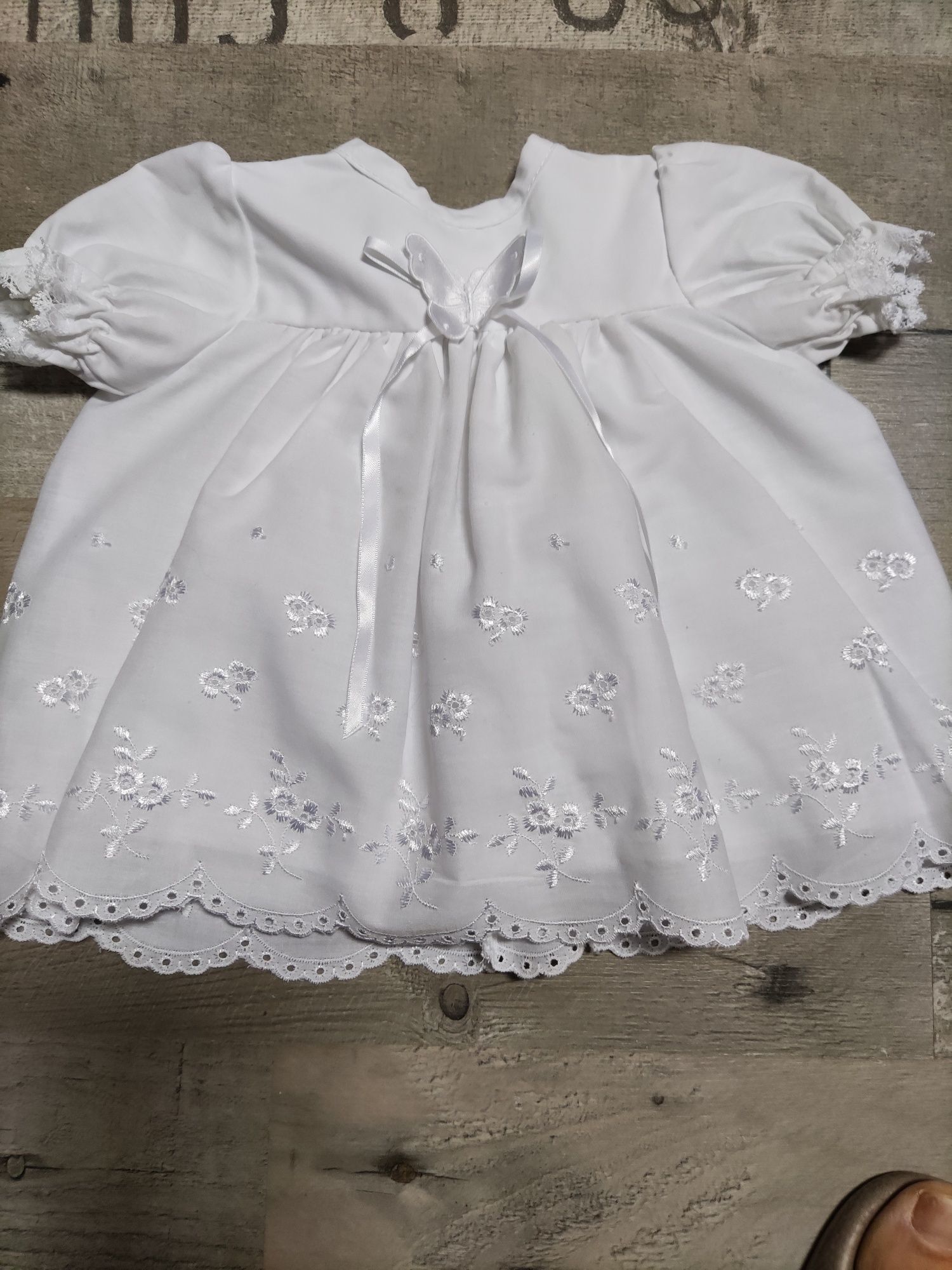 Sukienka biała z dołem haftowanym