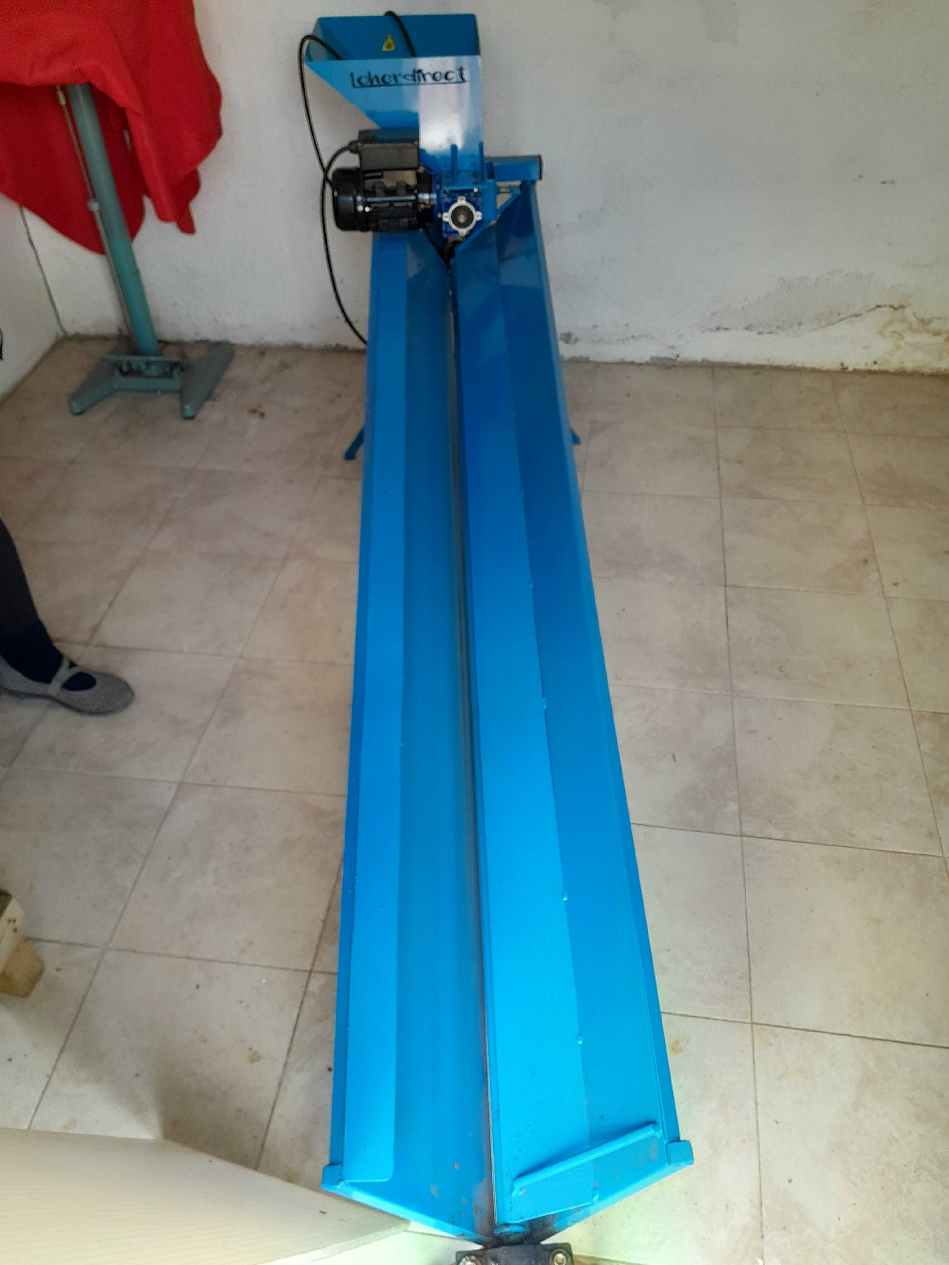 Máquina de partir e calibrar amendoa