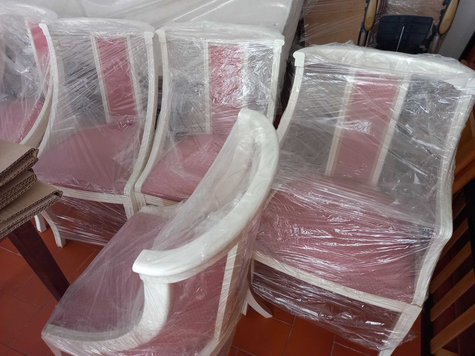 Cadeiras brancas para sala de jantar