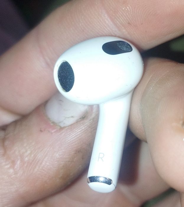 Наушник Apple AirPods 3-го поколения.
