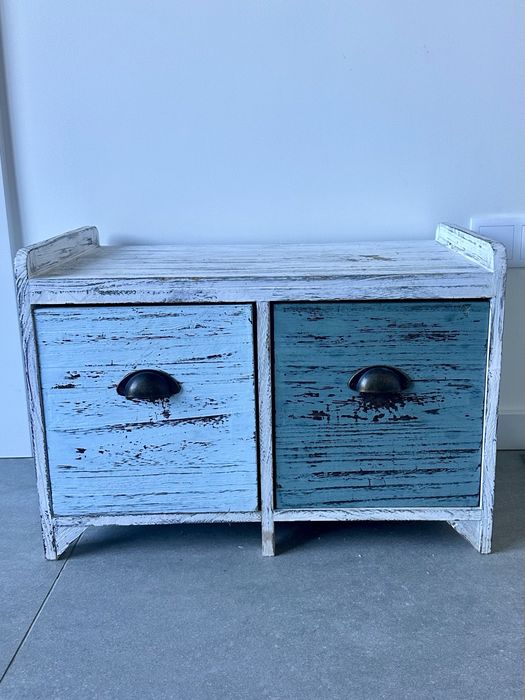 Banco de  arrumação - ou mesa de cabeçeira