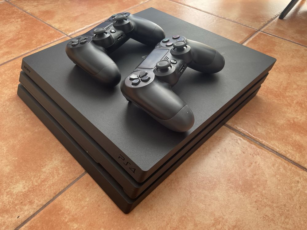 PlayStation 4 PRO+ 2 Comandos + Jogos — Pronto para horas de diversão!