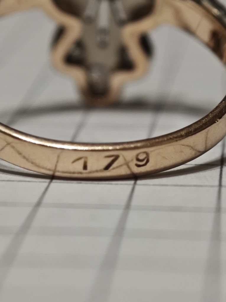 Золота каблучка, з діамантами 0.58 ct, 585 проба.