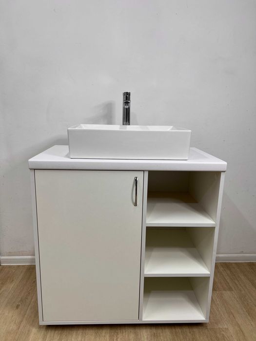 Умивальник з тумбою і змішувачем