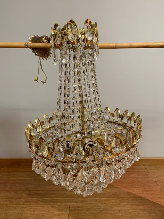 Piękny kryształowy żyrandol kaskadowy