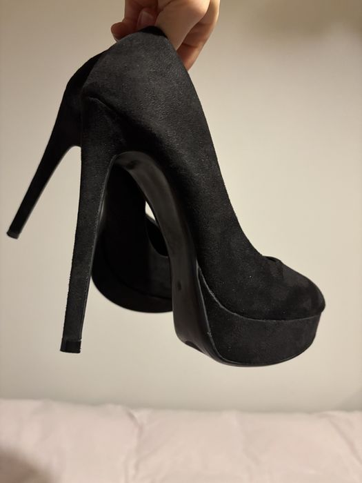 Wysokie czarne szpilki