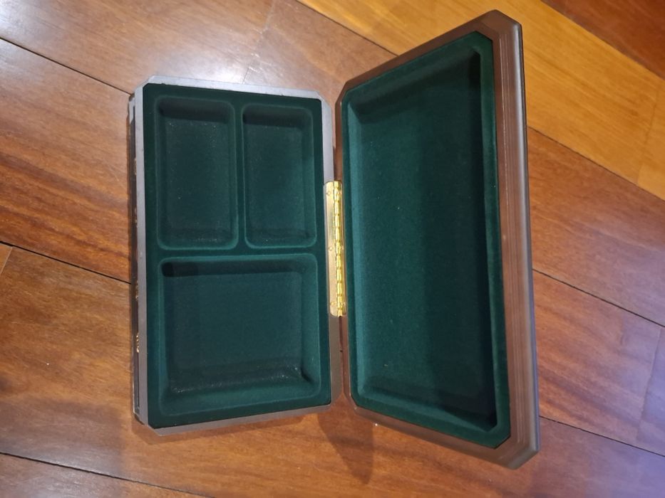 Caixa decorativa em madeira