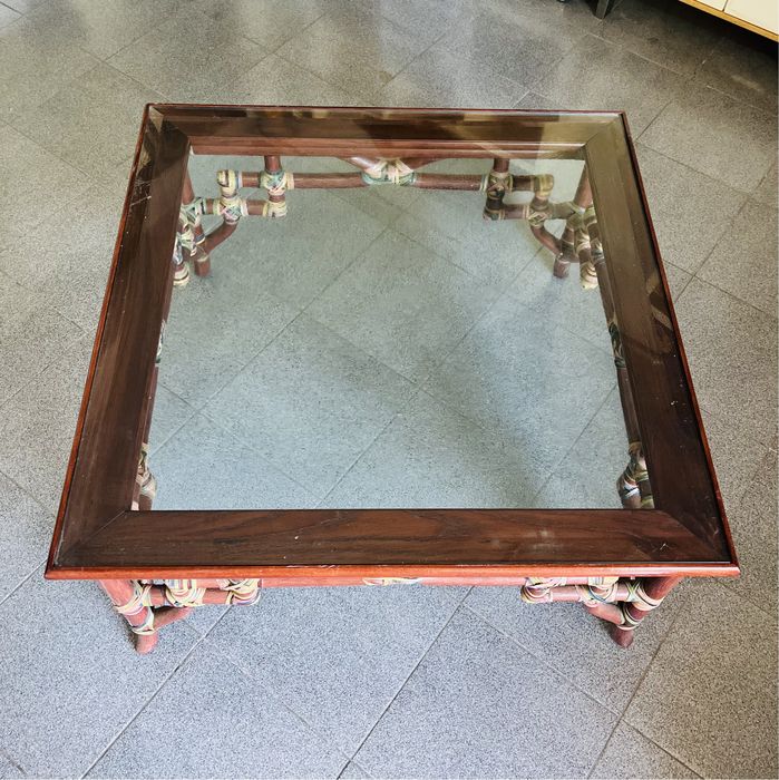 Mesa de madeira maciça com tampo de vidro