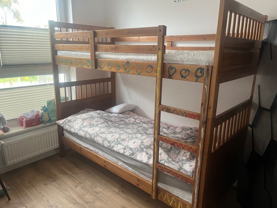 łóżko piętrowe z materacem