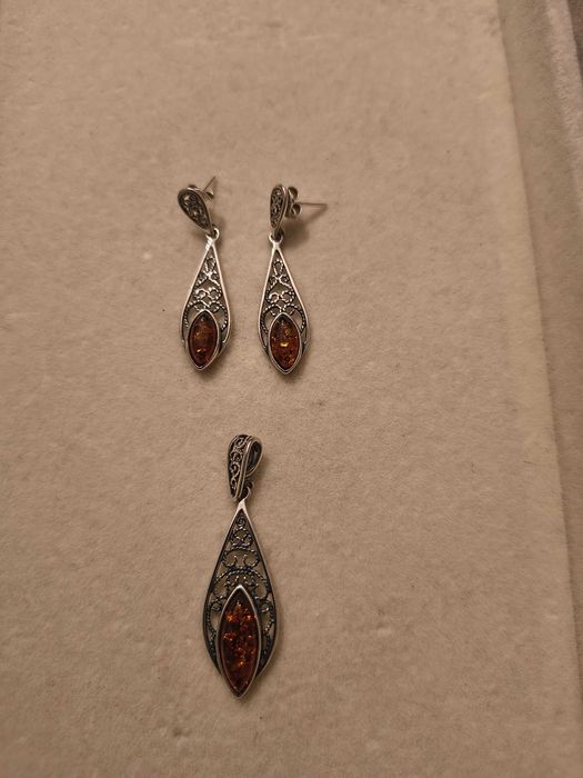 Kolczyki i zawieszka, srebro i bursztyny