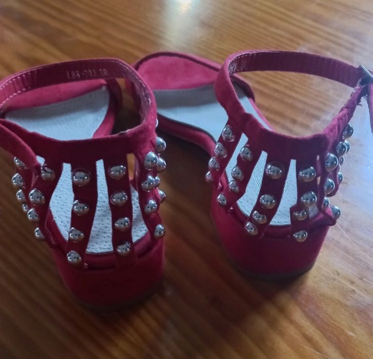 Sandálias vermelhas novas tam.38