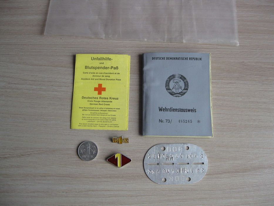 Stary nieśmiertelnik + książeczka wojskowa Wehrdienstausweis DDR NVA