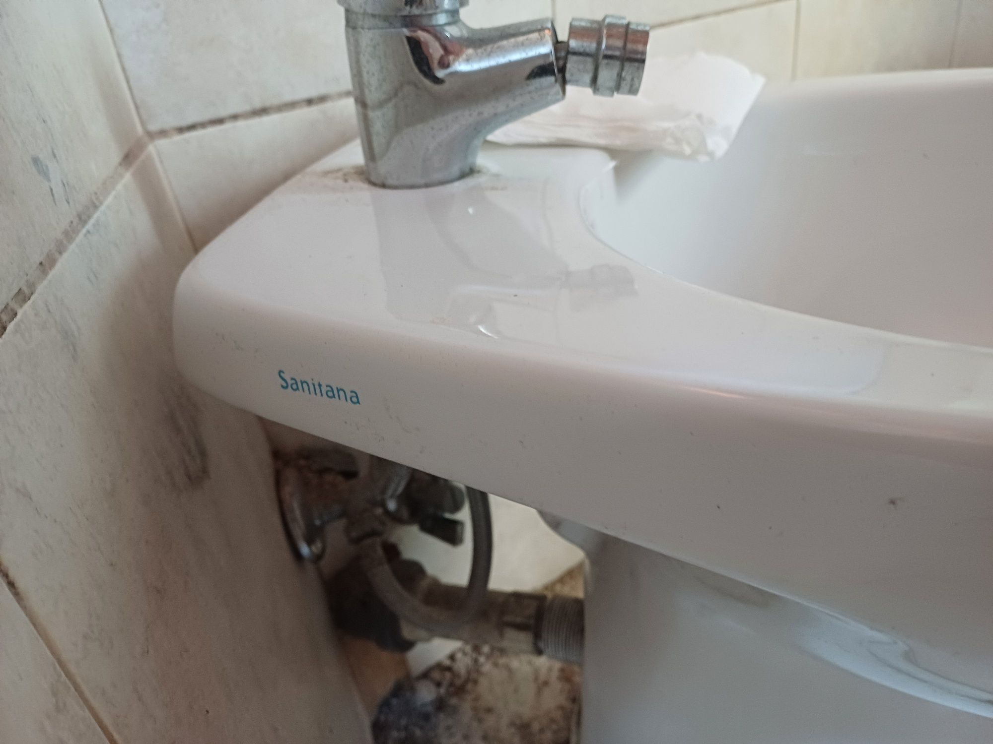 Bide sanitana com torneira