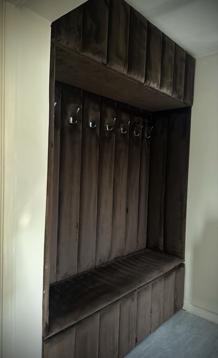 Zabudowa tapicerowana z siedziskiem i wieszakami