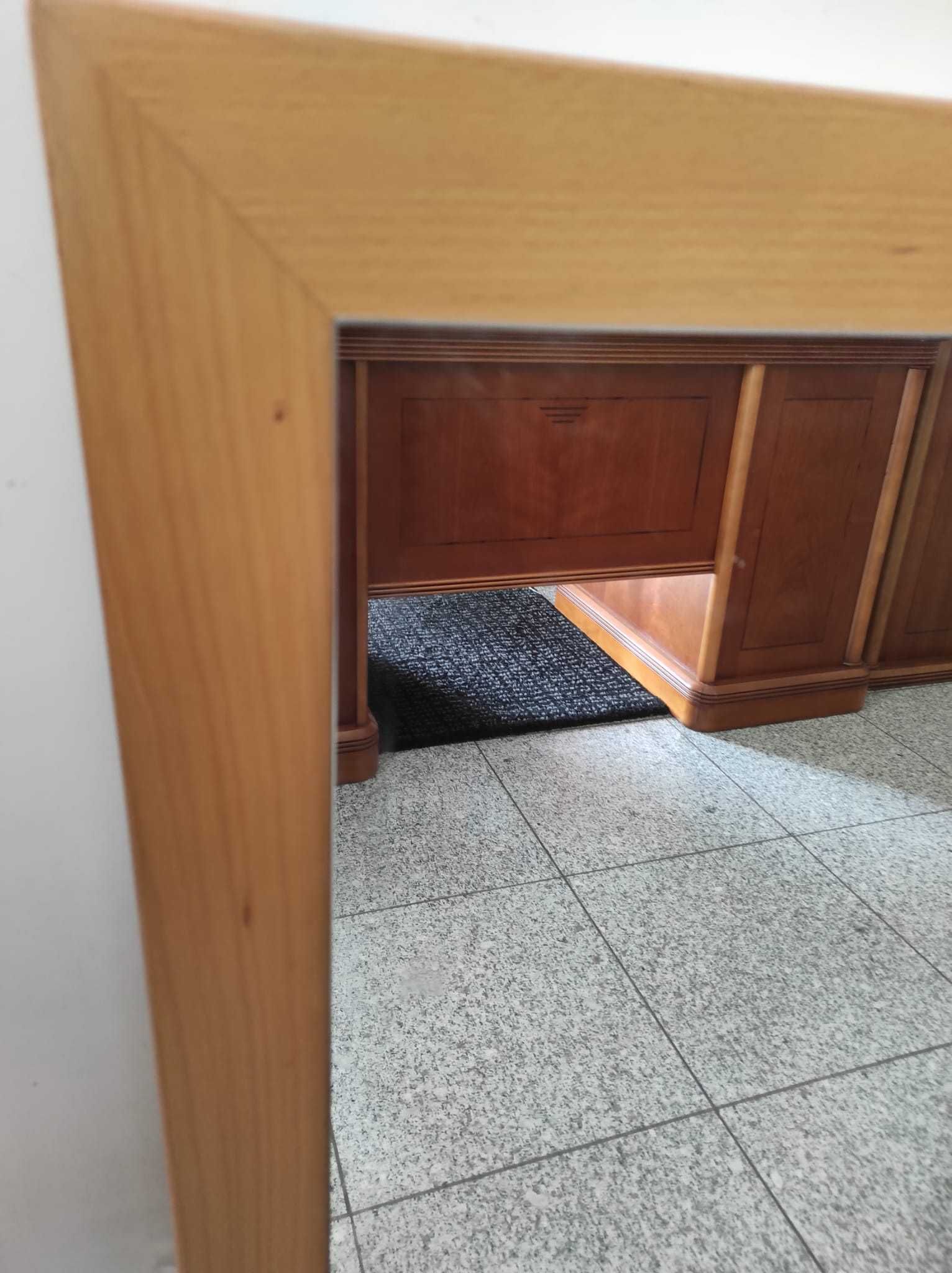 Espelho com moldura em madeira.