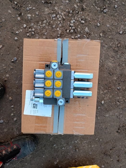 Rozdzielacz hydrauliczny 3-sekcyjny sterowany na linkę