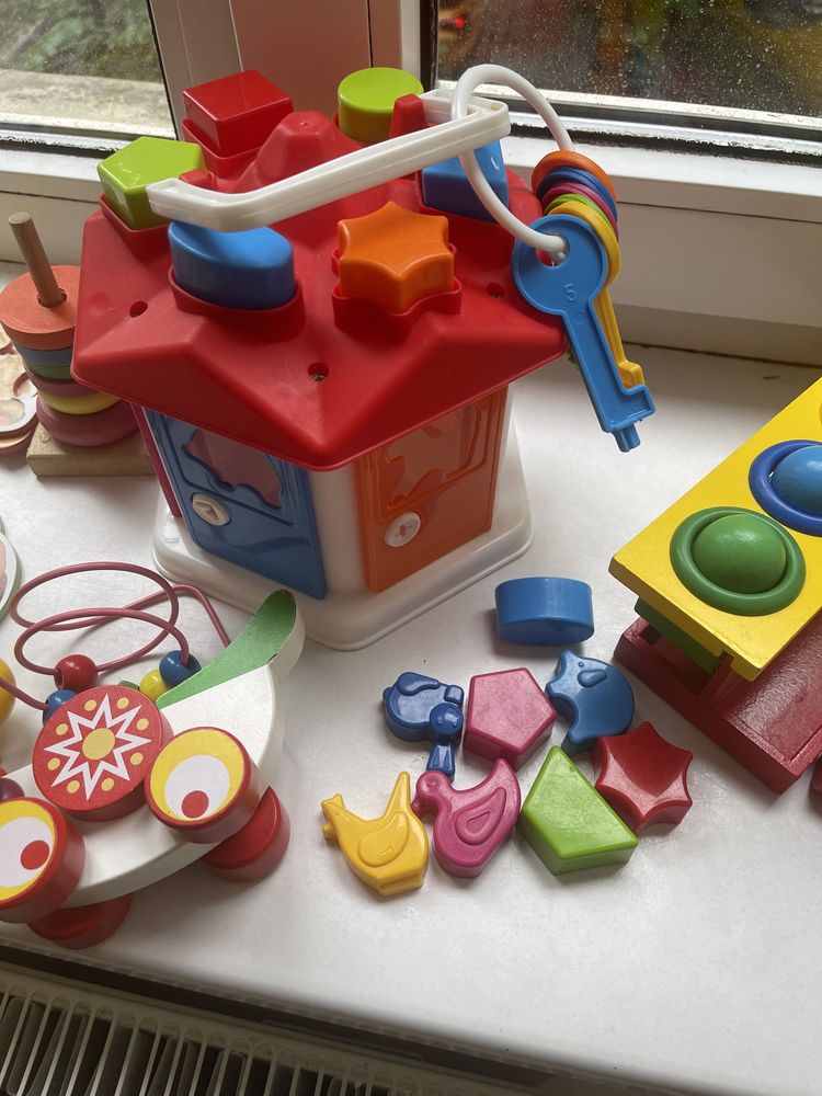Іграшки для розвитку малюка дитини