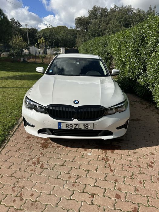 Carro BMW 330e branco