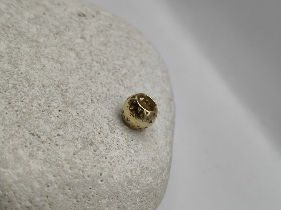Złoty Charms Pr.585 Nowy Zapraszamy
