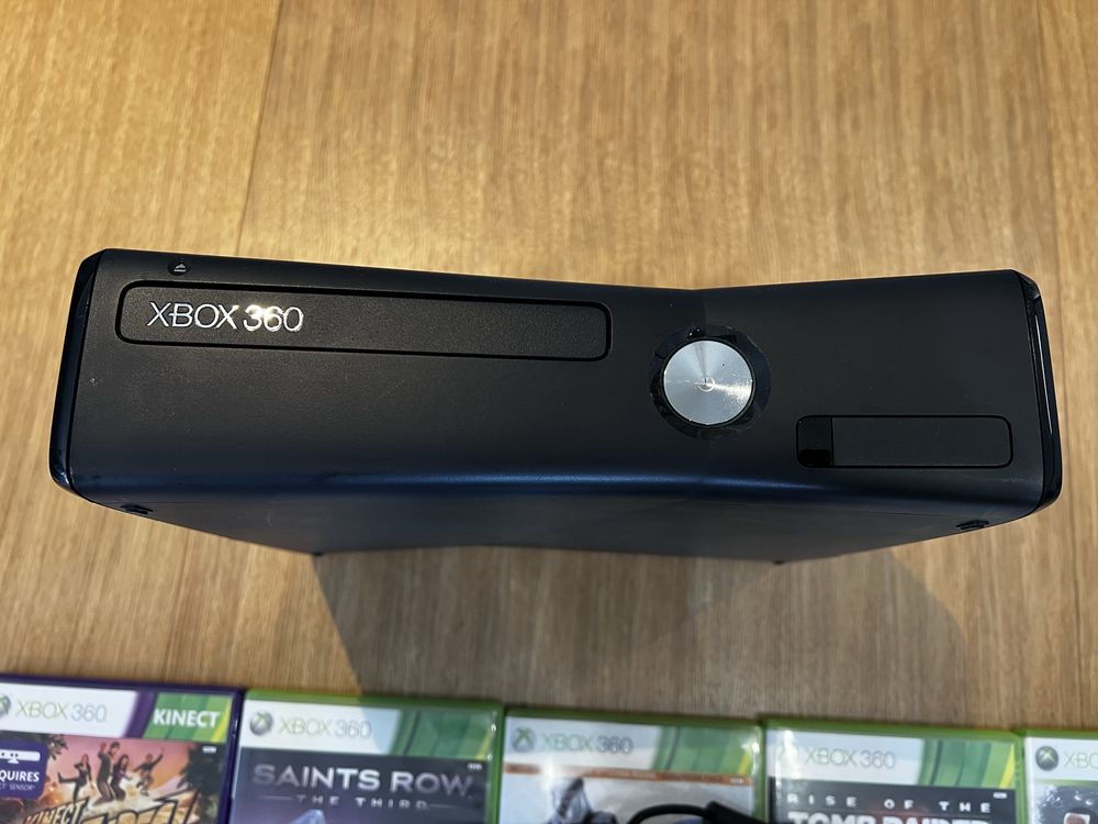 XBOX 360 uszkodzony + dwa pady - Kinect + 10 gier !