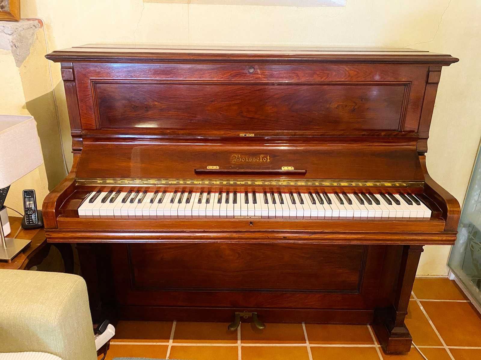 Piano Vertical Boisselot – Elegância e História num Só Instrumento!