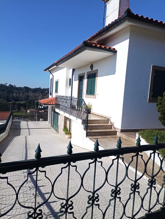 Arrendo casa T3 com salão
