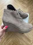 Buty na ukrytej koturnie Aldo nubuk r. 38.5