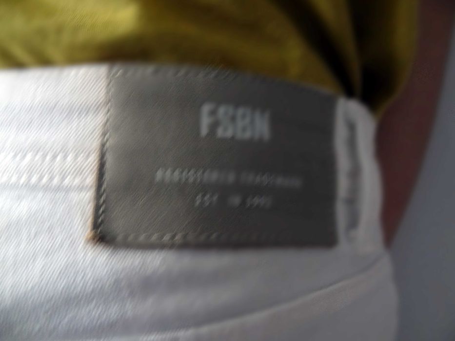 Białe szorty "z przetarciami" w idealnym stanie, Fsbn, rozm. XS