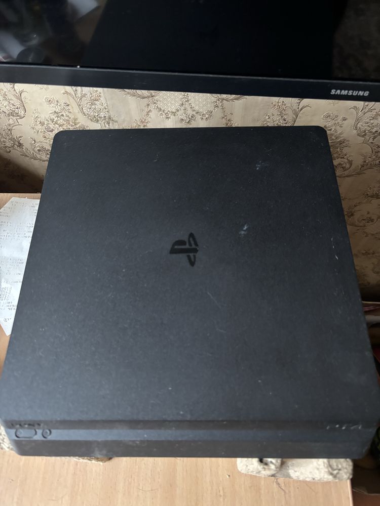 Продам playstation 4 slim 1tb с 2 джойстиками