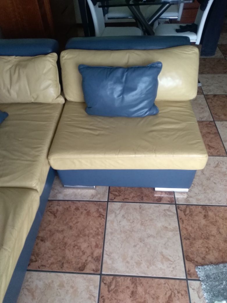 URGENTE Sofá em pele com 2,25m e chaise long de 90cm